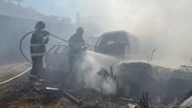 Incêndio destrói carcaças de veículos em oficina mecânica de Taubaté