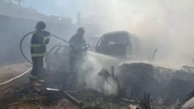 Taubaté: Incêndio destrói carcaças de veículos em oficina mecânica de Taubaté
